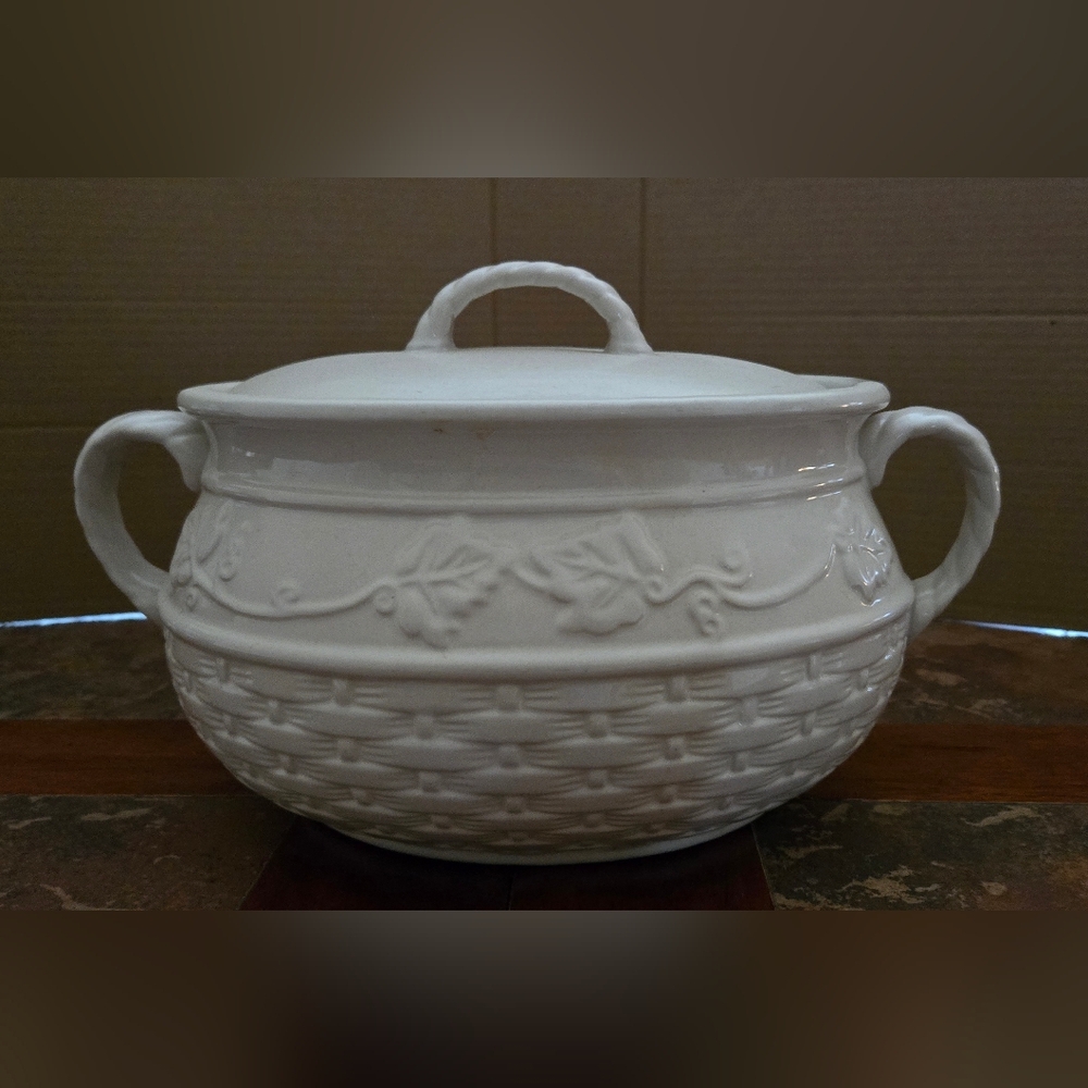 Elegant White Ceramic Soup Tureen/Bean Pot